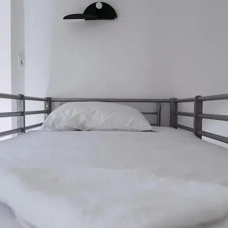 Middle Point Хостел *